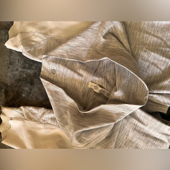 double logo Lululemon Wunder Under Crop II Scallop Luxtreme size 8 - Picture 7 of 10